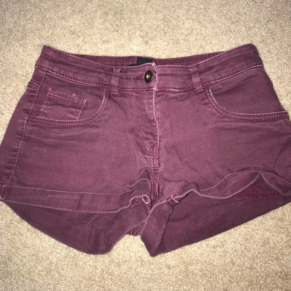 Maroon short jean shorts
